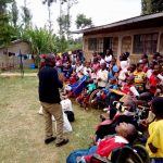 Lawrence spreekt de kinderen van JAWA toe die bezoek krijgen van andere kinderen uit de lagere school