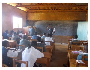 Educatie Op School in Gatuatine. Het zijn jongeren in een klas uit het middelbaar. Lawrence staat vooraan les te geven over de vraag "wat is disability"?