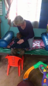 Inge geeft therapie aan kindje in JAWA