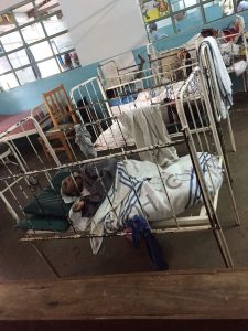 bedjes met kinderen met CP in het ziekenhuis van Meru